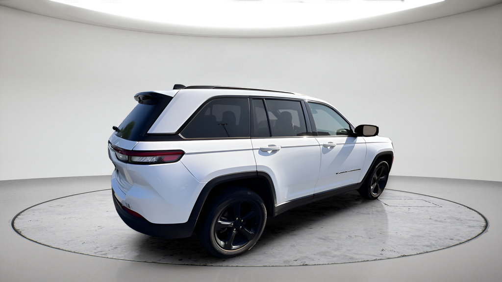 Used 2023 Jeep Grand Cherokee Altitude AWD/4WD image 3