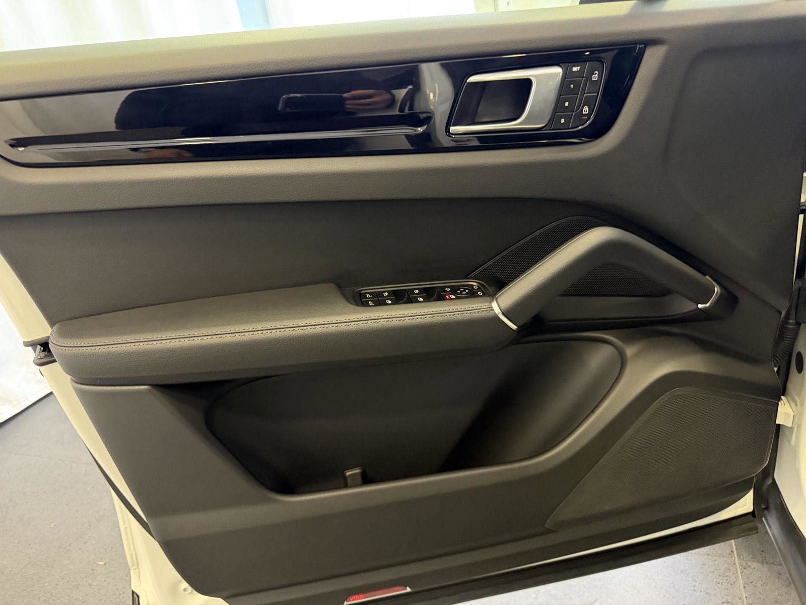 Certified 2023 Porsche Cayenne Platinum Edition image 15