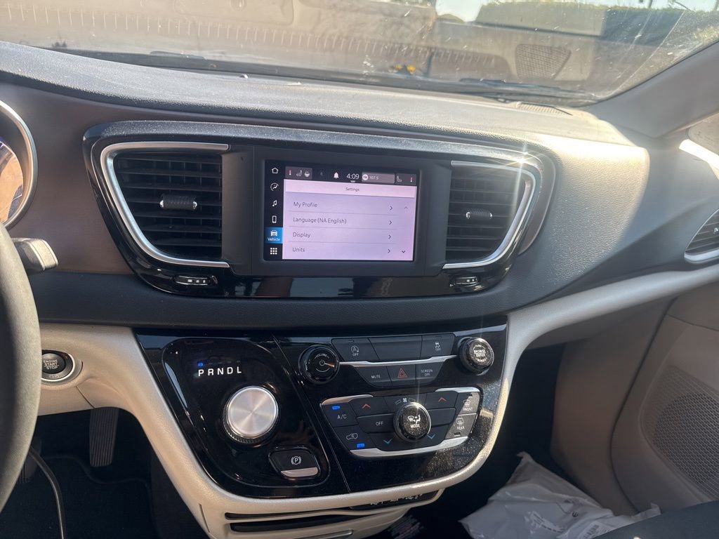 Used 2022 Chrysler Voyager LX image 17