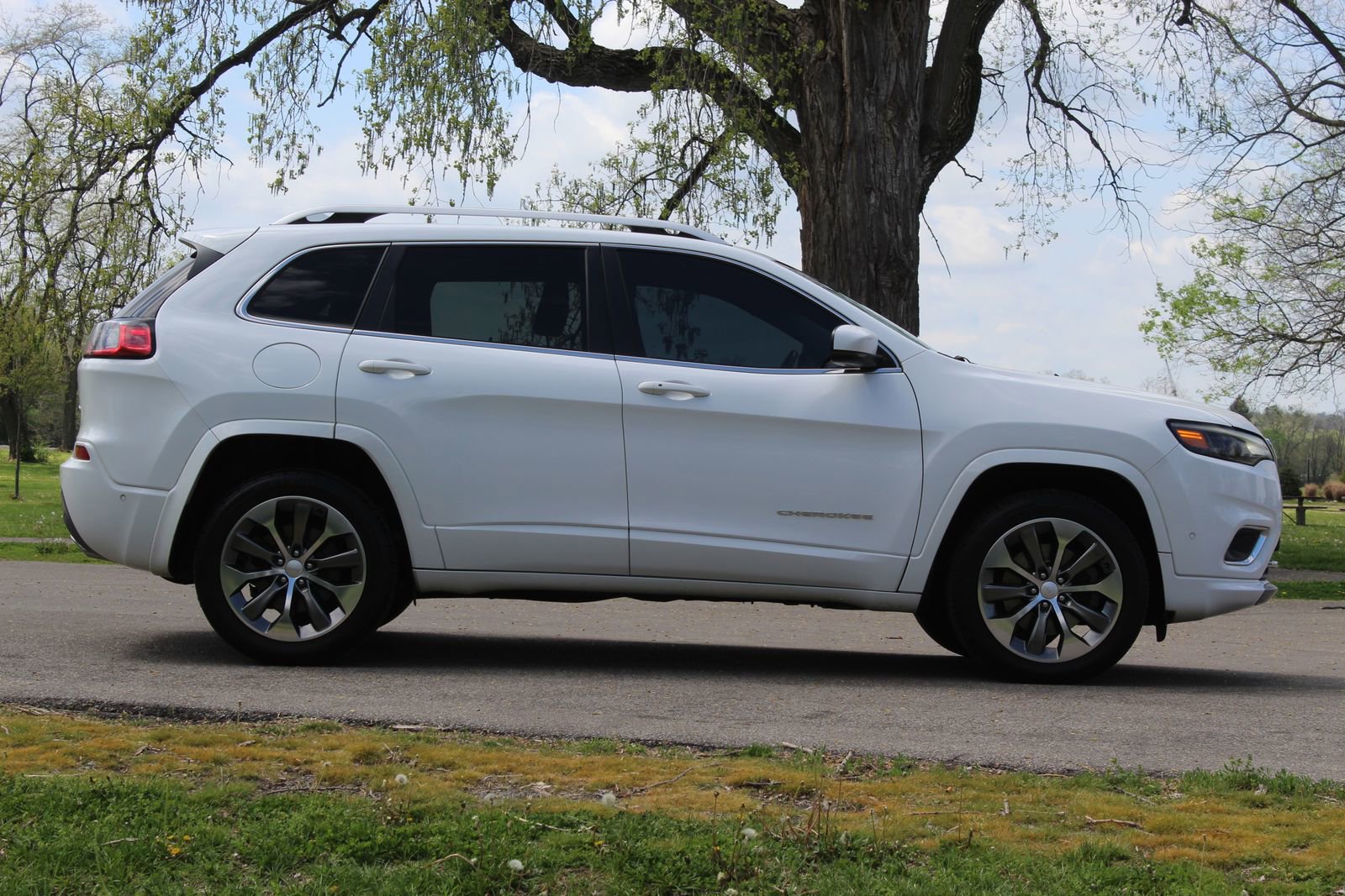 Used 2019 Jeep Cherokee Overland w/ Technology Group image 8