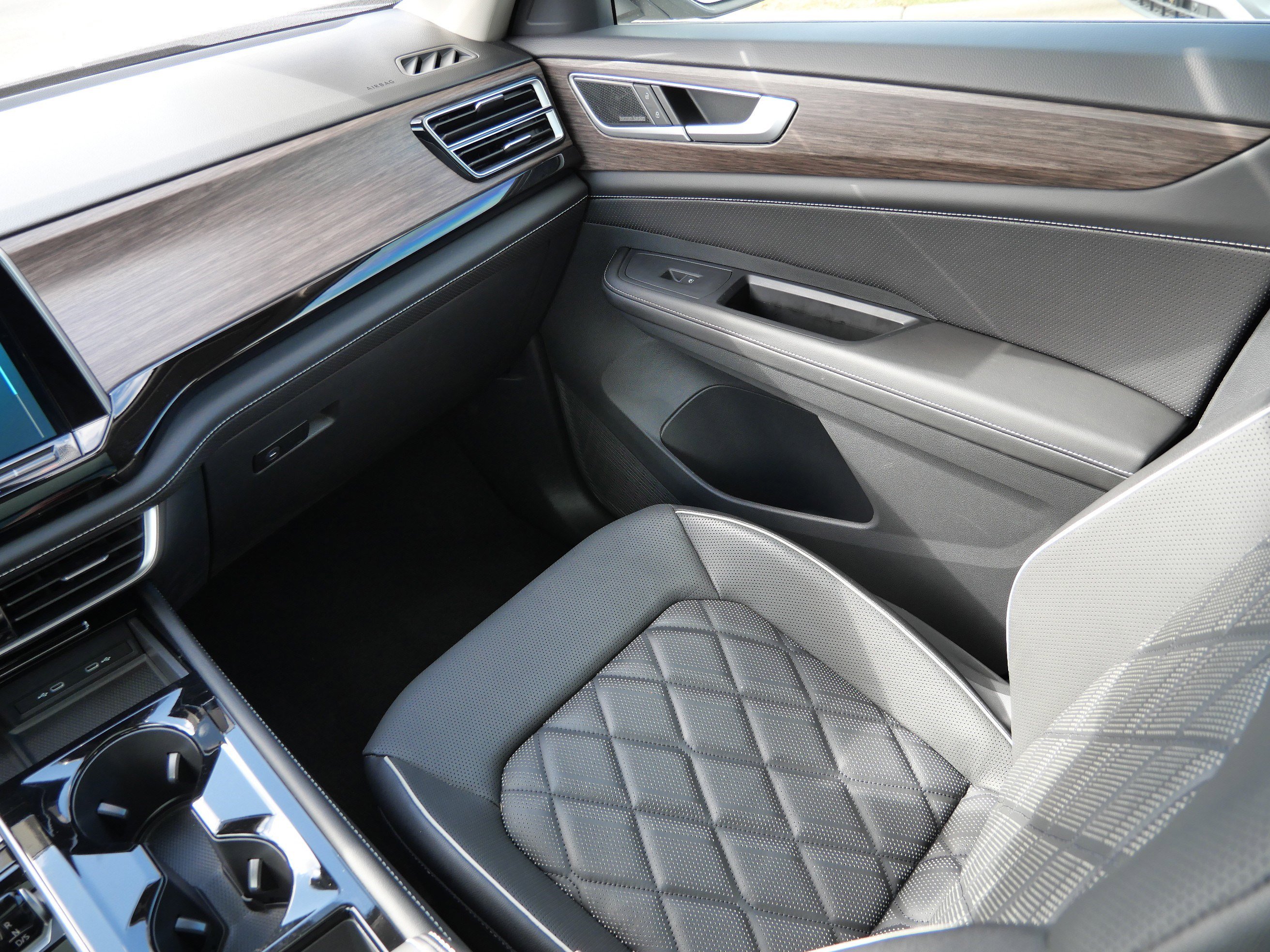 Certified 2024 Volkswagen Atlas SEL Premium R-Line image 11