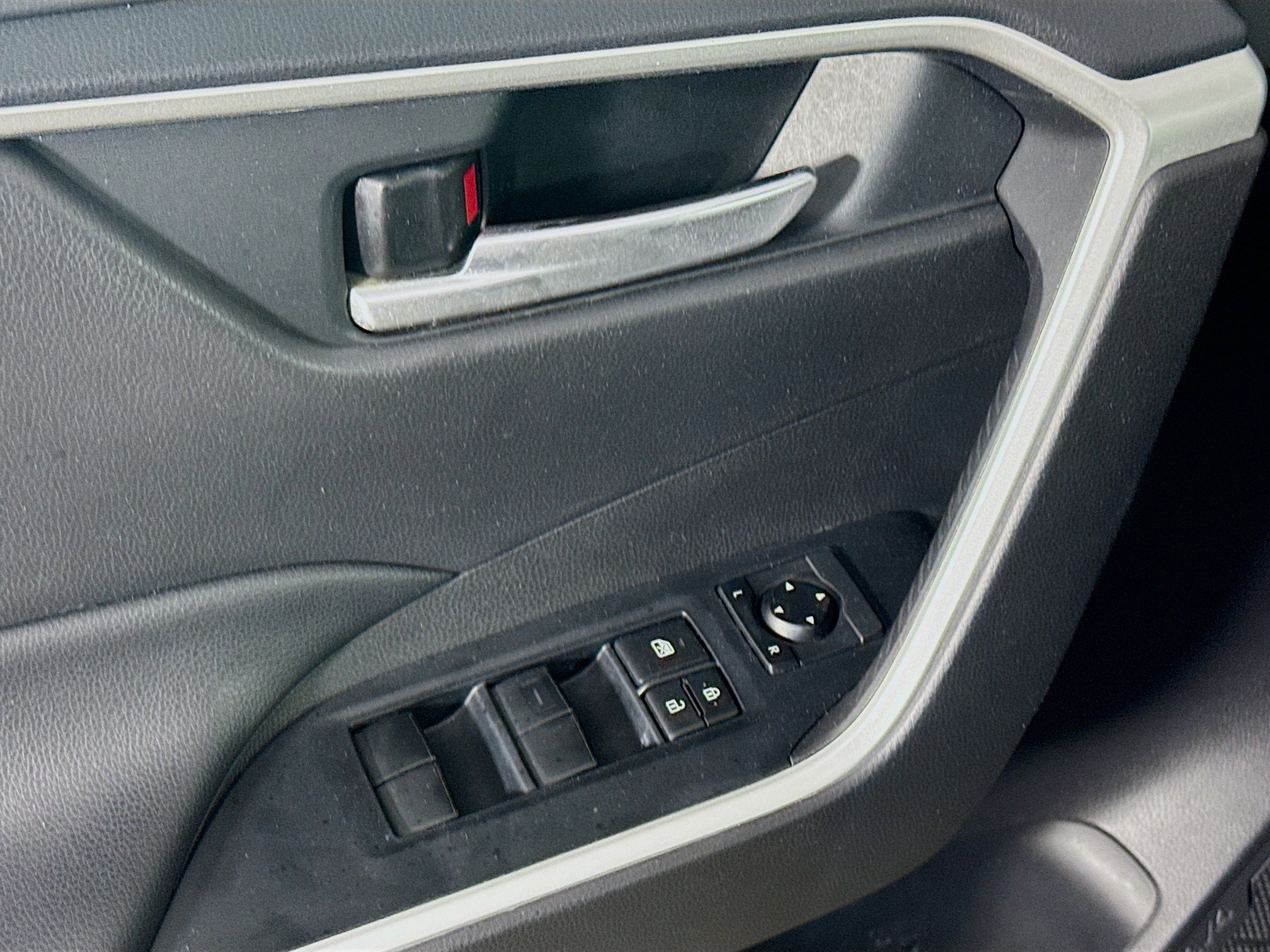 Used 2020 Toyota RAV4 XLE image 24