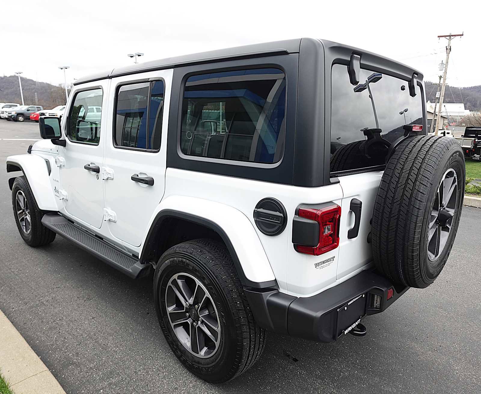 Used 2023 Jeep Wrangler Sahara w/ LED Lighting Group AWD/4WD image 5