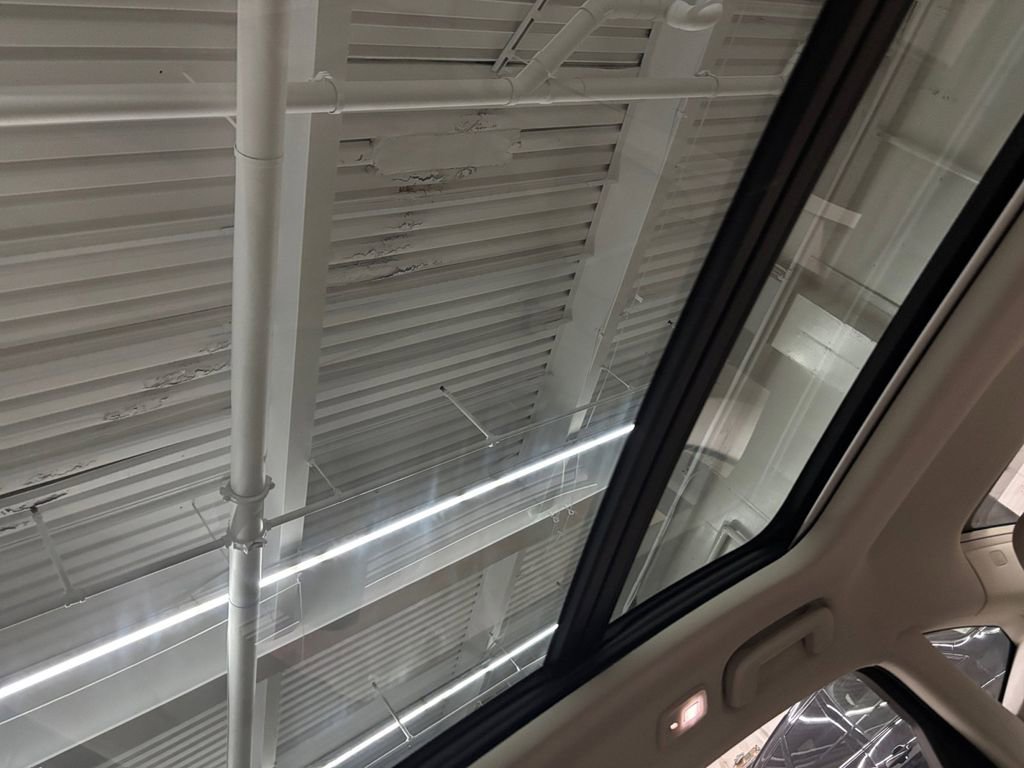 Certified 2025 Volvo S90 B6 Ultra w/ Lounge Package image 31