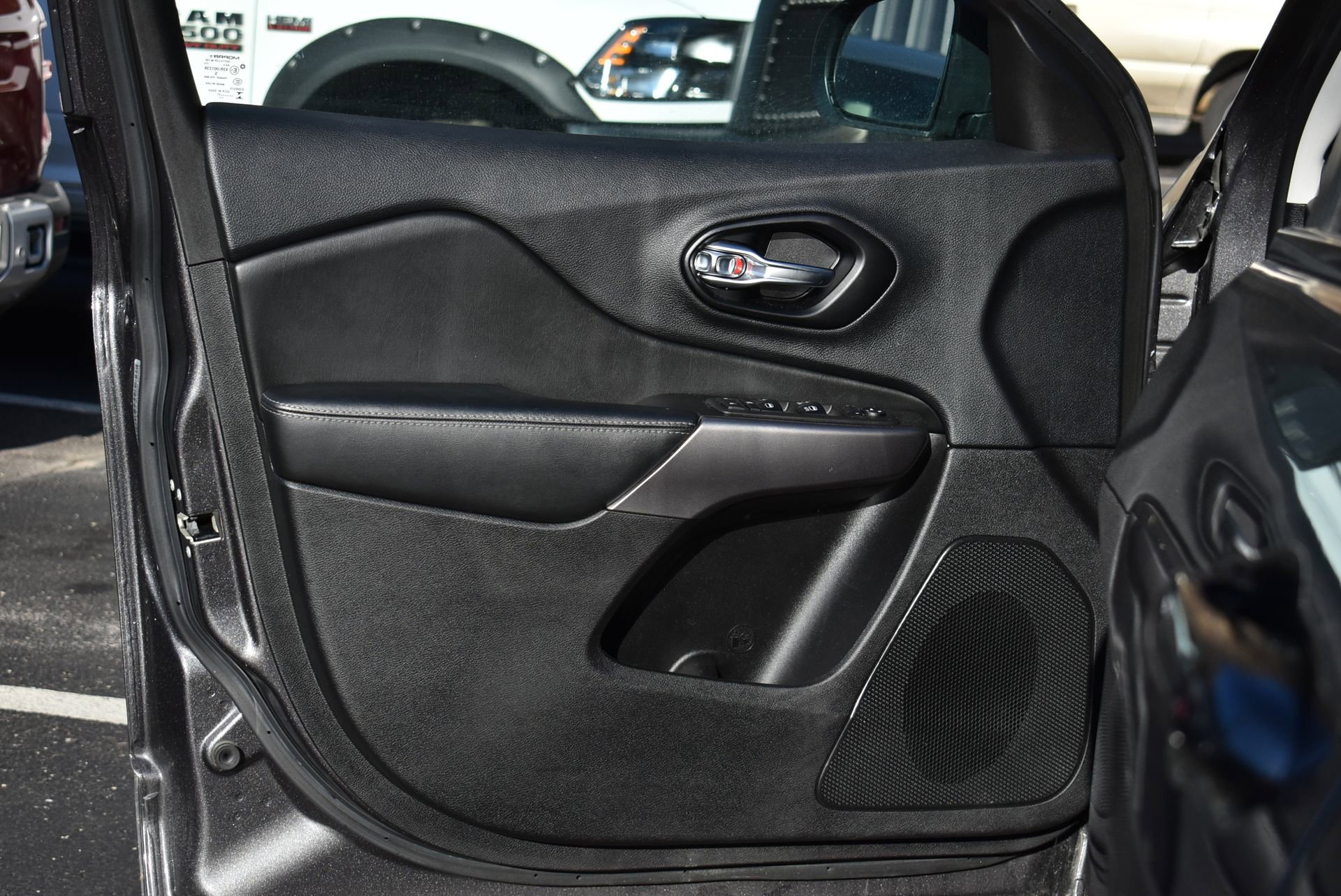 Used 2021 Jeep Cherokee Latitude Lux w/ Comfort/Convenience Group image 11