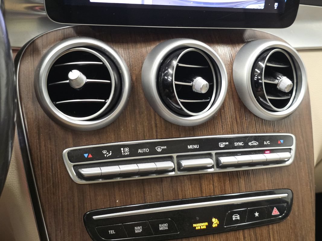 Used 2021 Mercedes-Benz GLC 300 4MATIC image 33