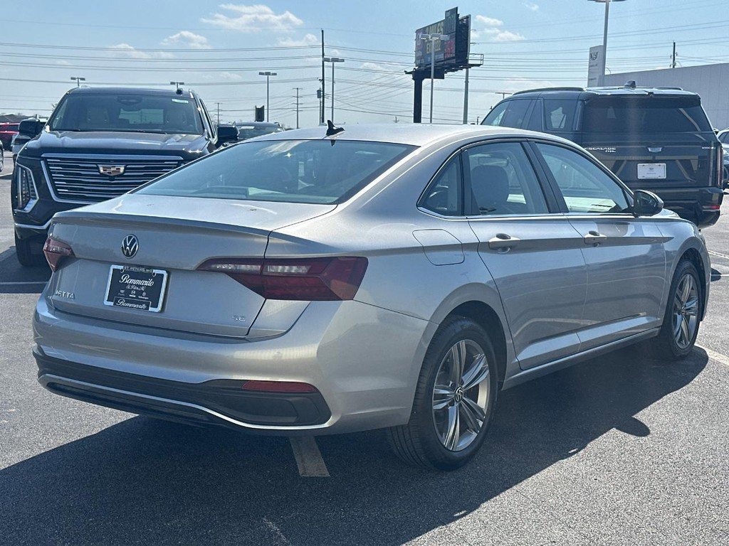 Used 2024 Volkswagen Jetta SE image 5