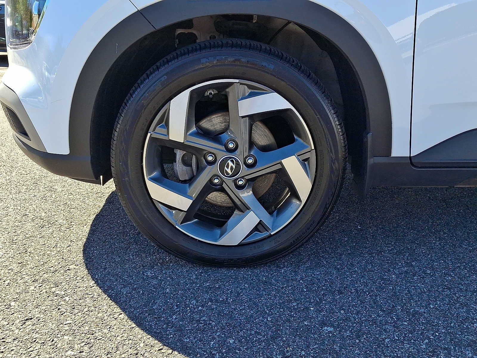 Used 2024 Hyundai Venue SEL FWD image 8