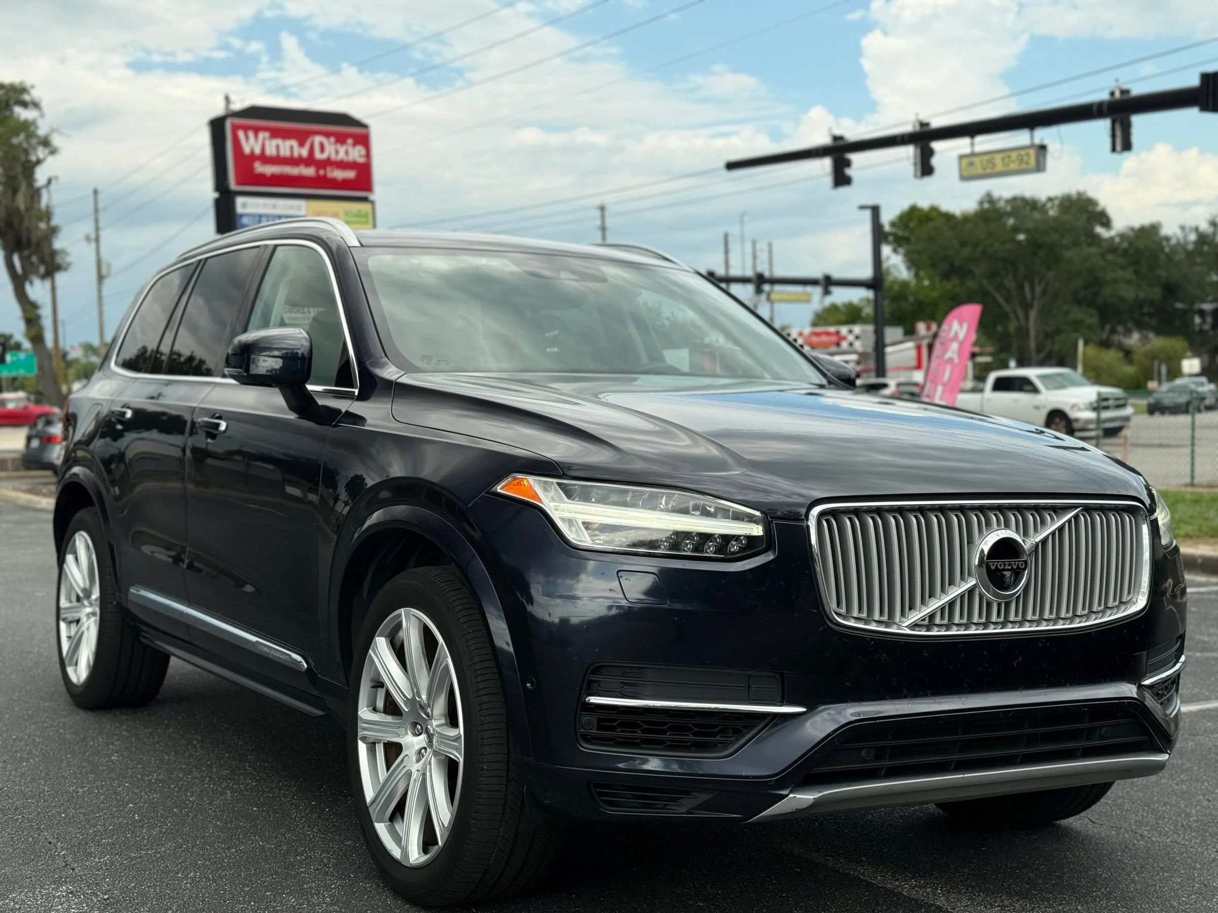 Used 2017 Volvo XC90 T8 Inscription w/ Vision Package AWD/4WD image 3