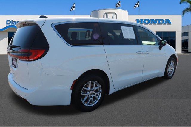 Used 2025 Chrysler Pacifica Select image 7
