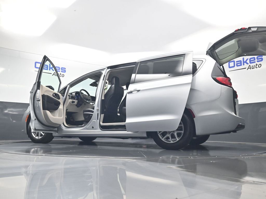 Used 2023 Chrysler Pacifica Touring-L FWD image 61
