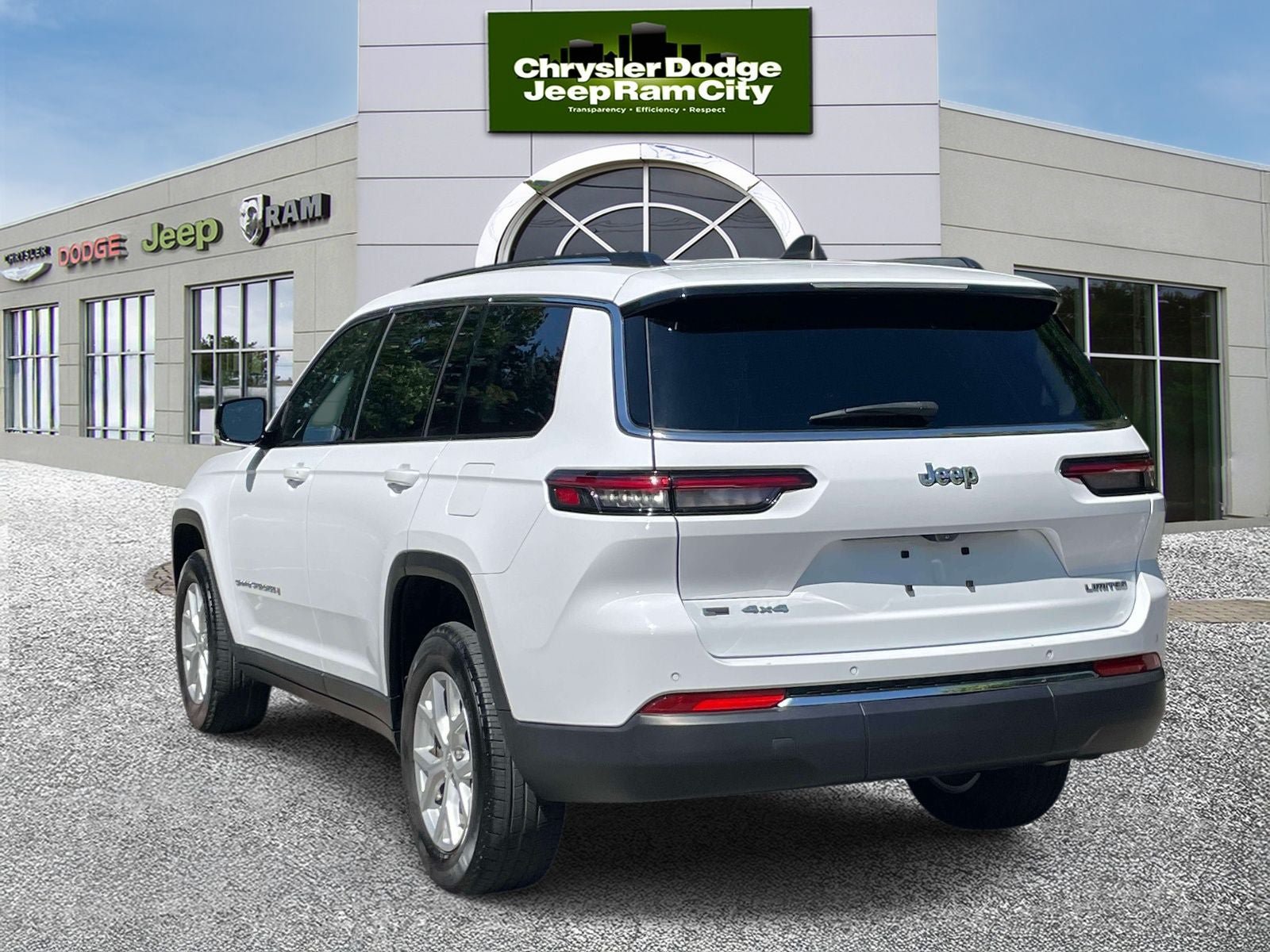 Used 2023 Jeep Grand Cherokee L Limited AWD/4WD image 8