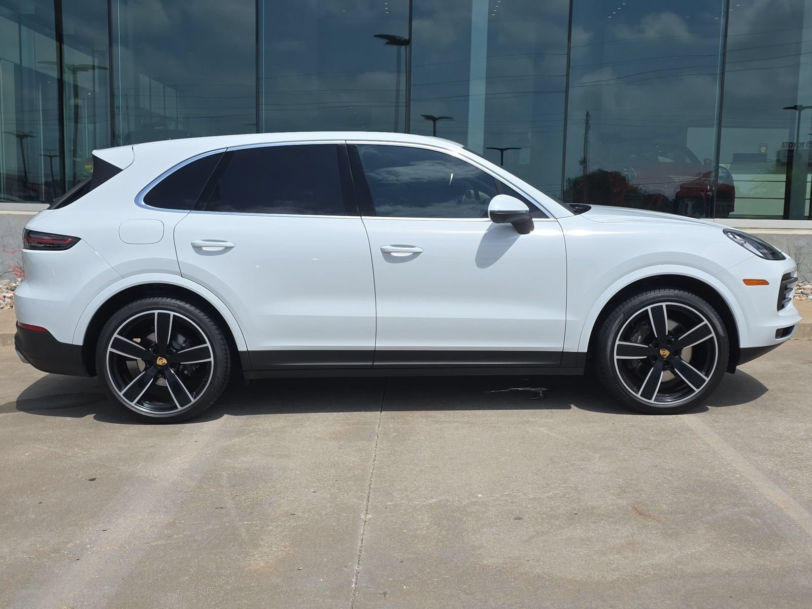 Certified 2023 Porsche Cayenne w/ Premium Package AWD/4WD image 8