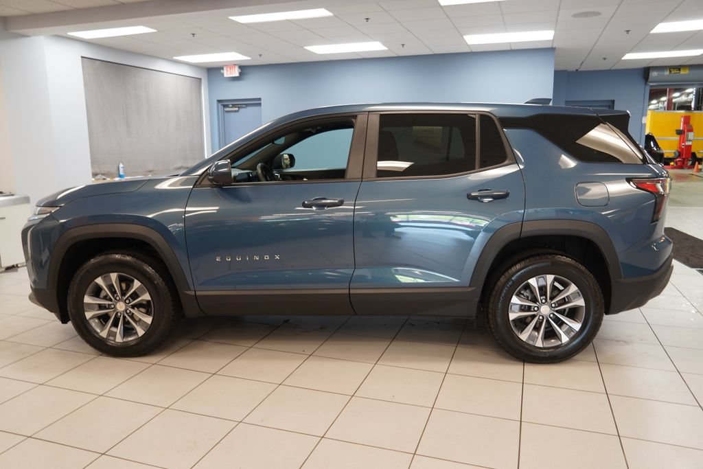Used 2025 Chevrolet Equinox LT w/ Safety and Technology Package AWD/4WD image 2