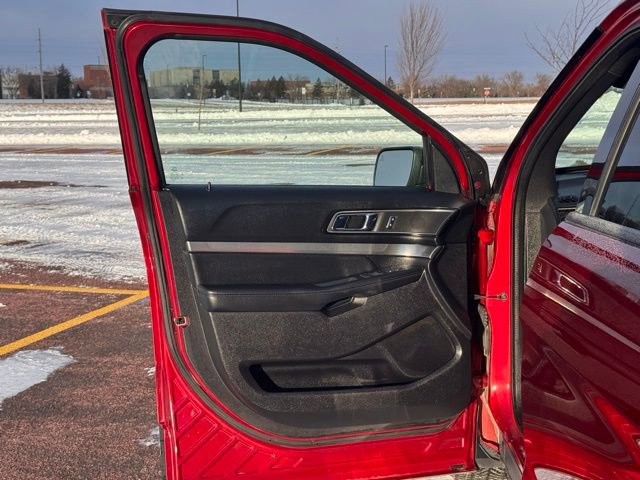 Used 2019 Ford Explorer XLT w/ Equipment Group 202A image 4