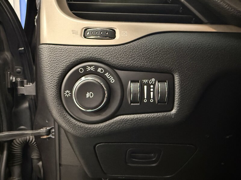 Used 2015 Jeep Cherokee Latitude w/ Cold Weather Group AWD/4WD image 20