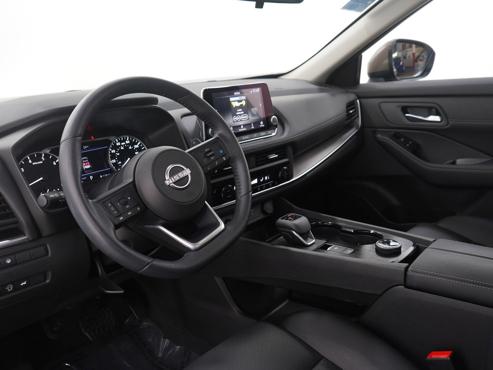 Used 2024 Nissan Rogue SV w/ SV Premium Package image 25