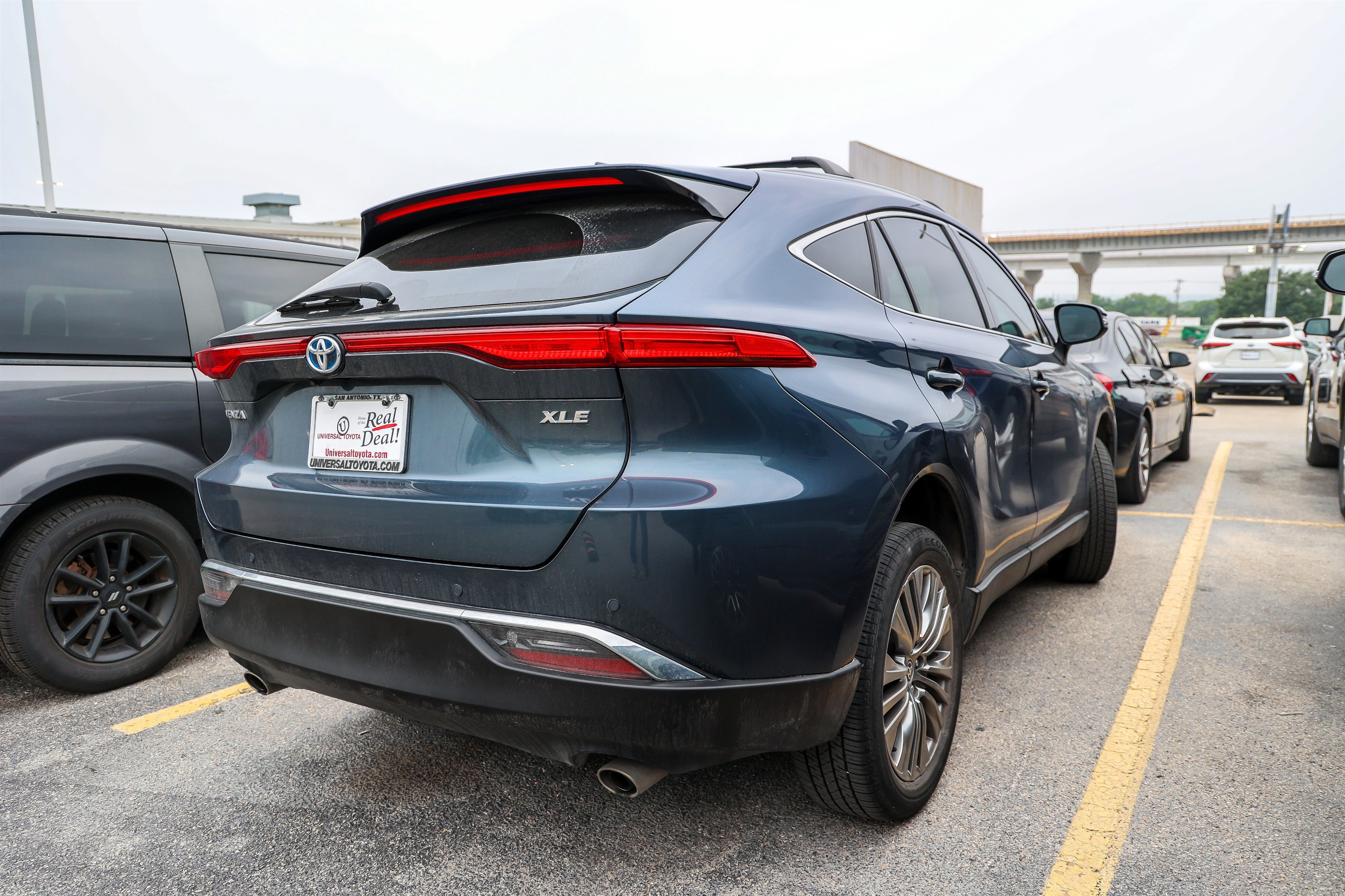 Used 2024 Toyota Venza XLE AWD/4WD image 7