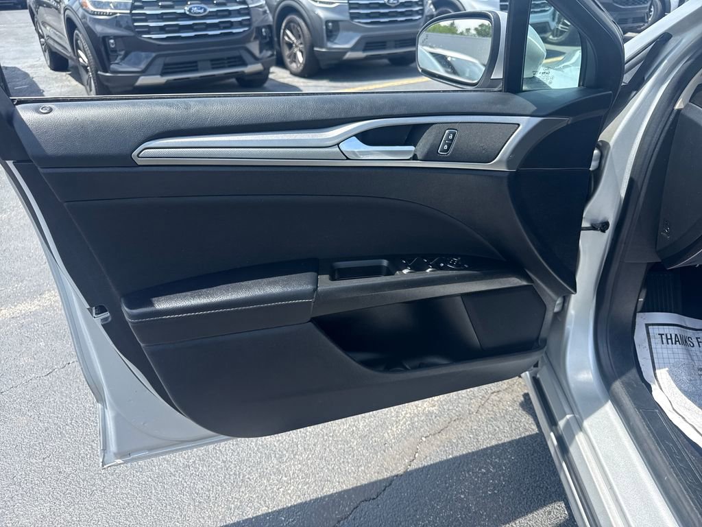 Used 2019 Ford Fusion SE FWD image 14