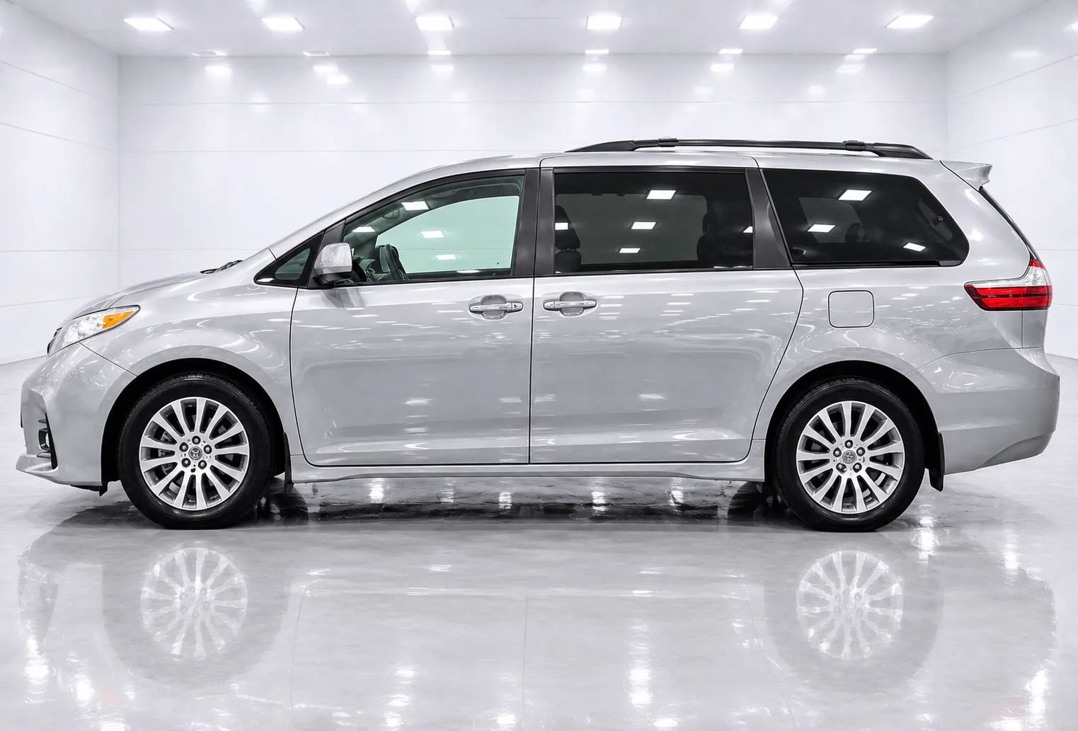 Used 2018 Toyota Sienna XLE w/ XLE Navigation Package FWD image 2