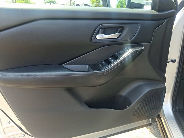 Used 2025 Nissan Rogue SV AWD/4WD image 12