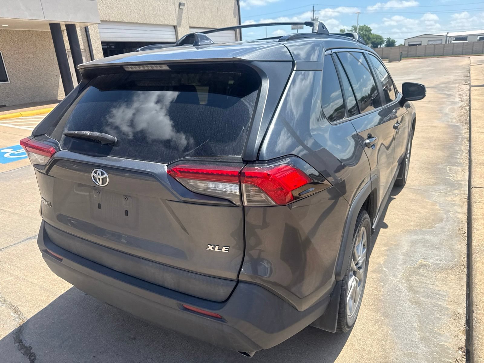 Used 2020 Toyota RAV4 XLE Premium FWD image 7