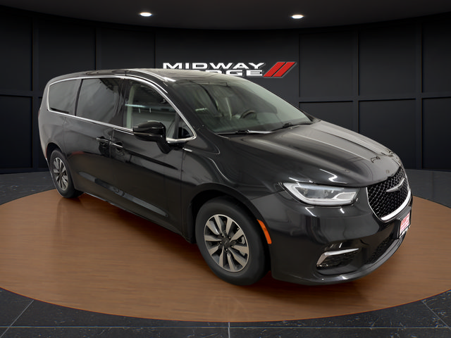 Used 2024 Chrysler Pacifica Limited FWD image 1