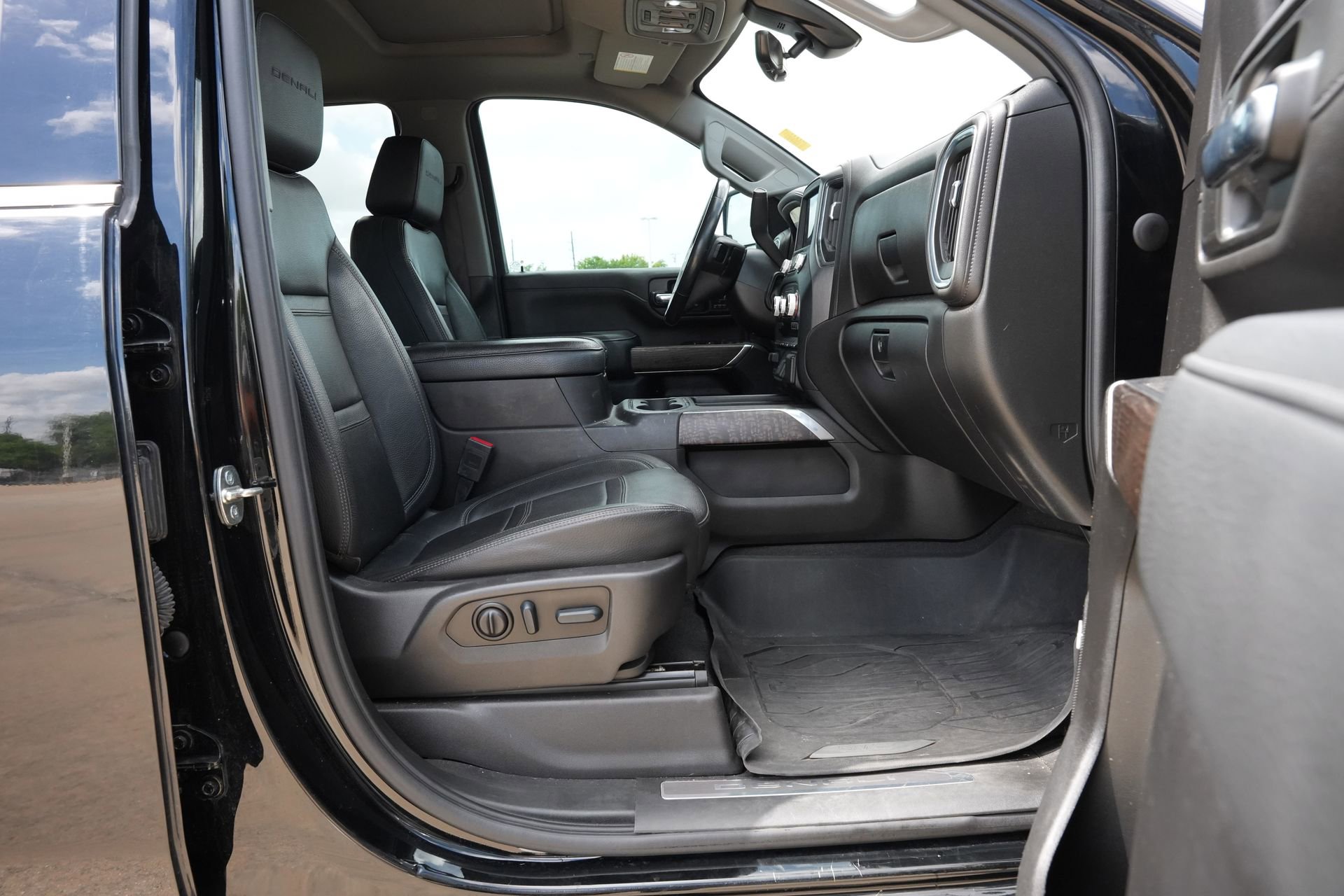 Used 2022 GMC Sierra 3500 Denali w/ Denali Ultimate Package image 22