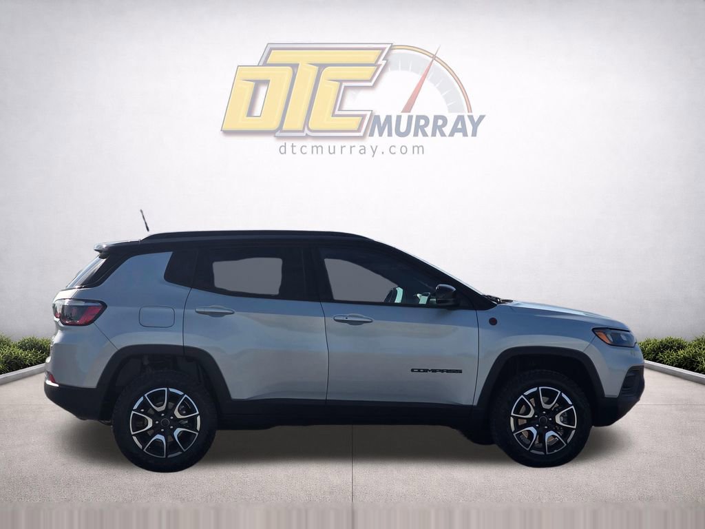 Used 2025 Jeep Compass Trailhawk image 4