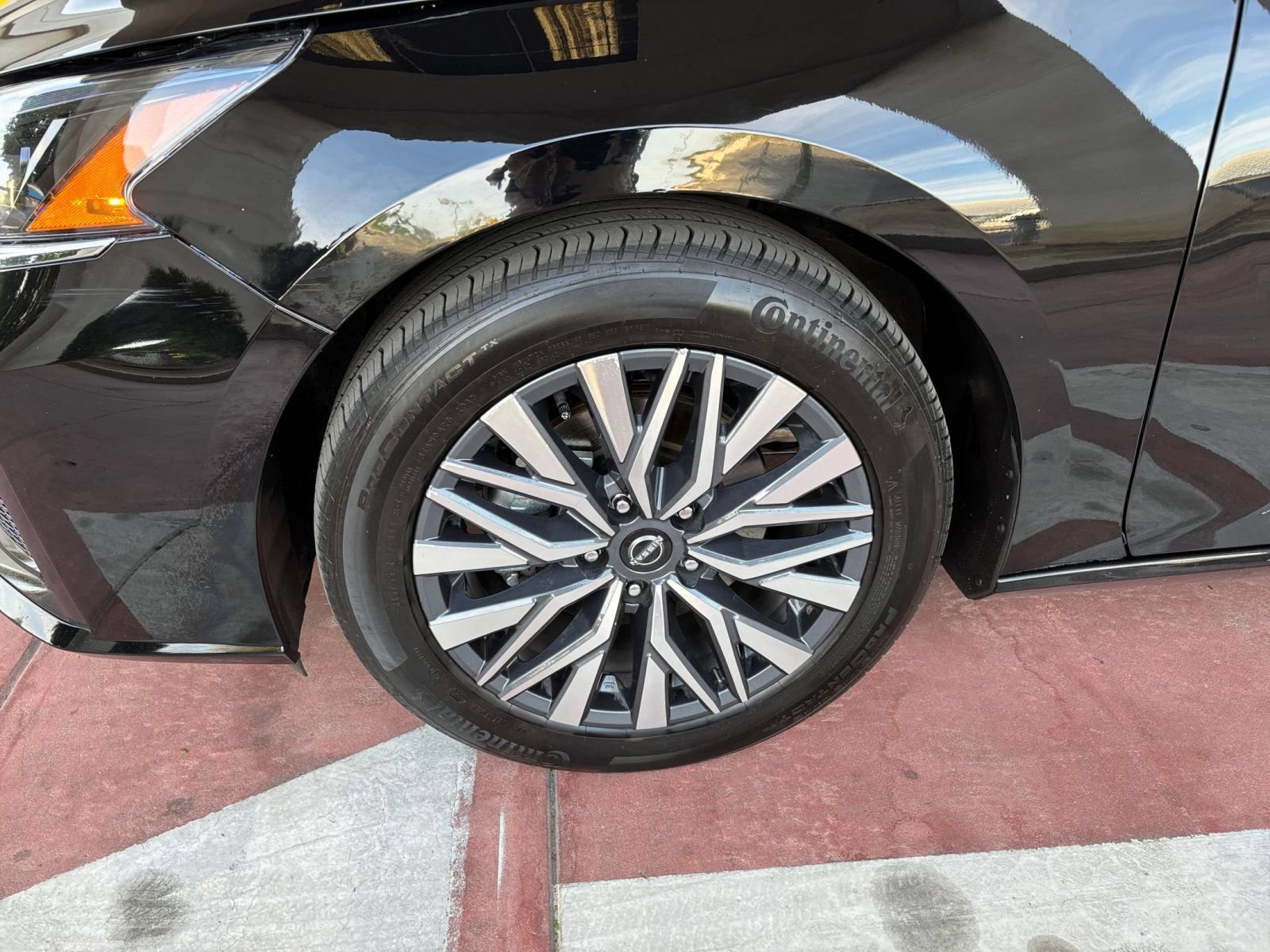 Used 2025 Nissan Altima 2.5 SV FWD image 29