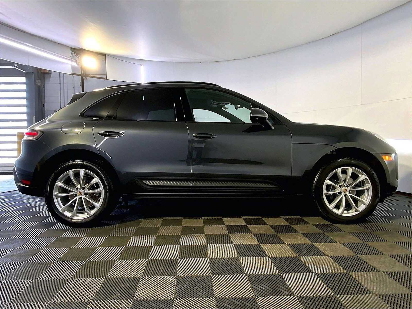 Certified 2026 Porsche Macan AWD/4WD image 8