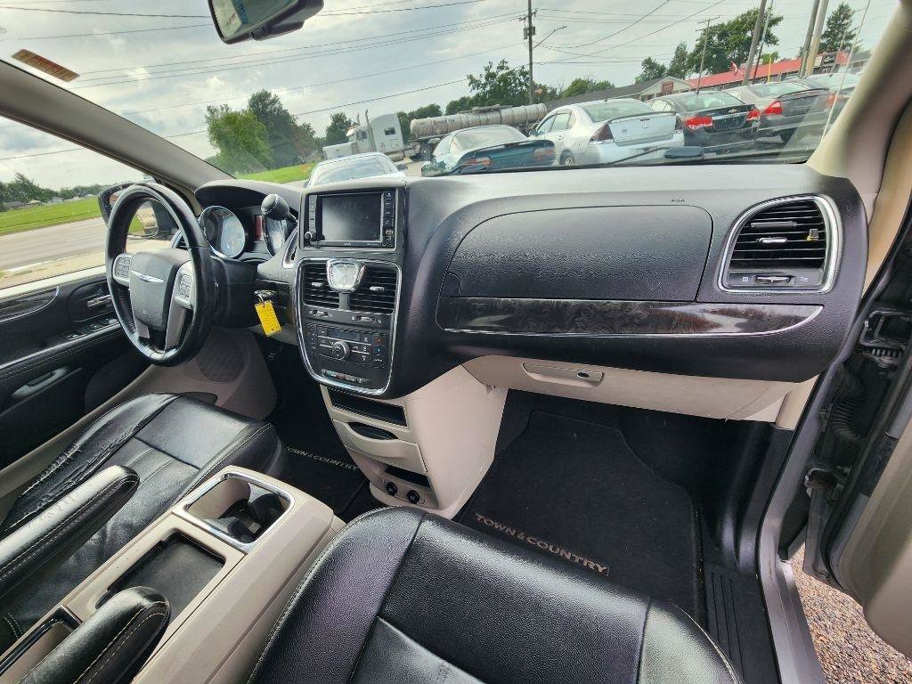 Used 2014 Chrysler Town & Country Touring FWD image 16