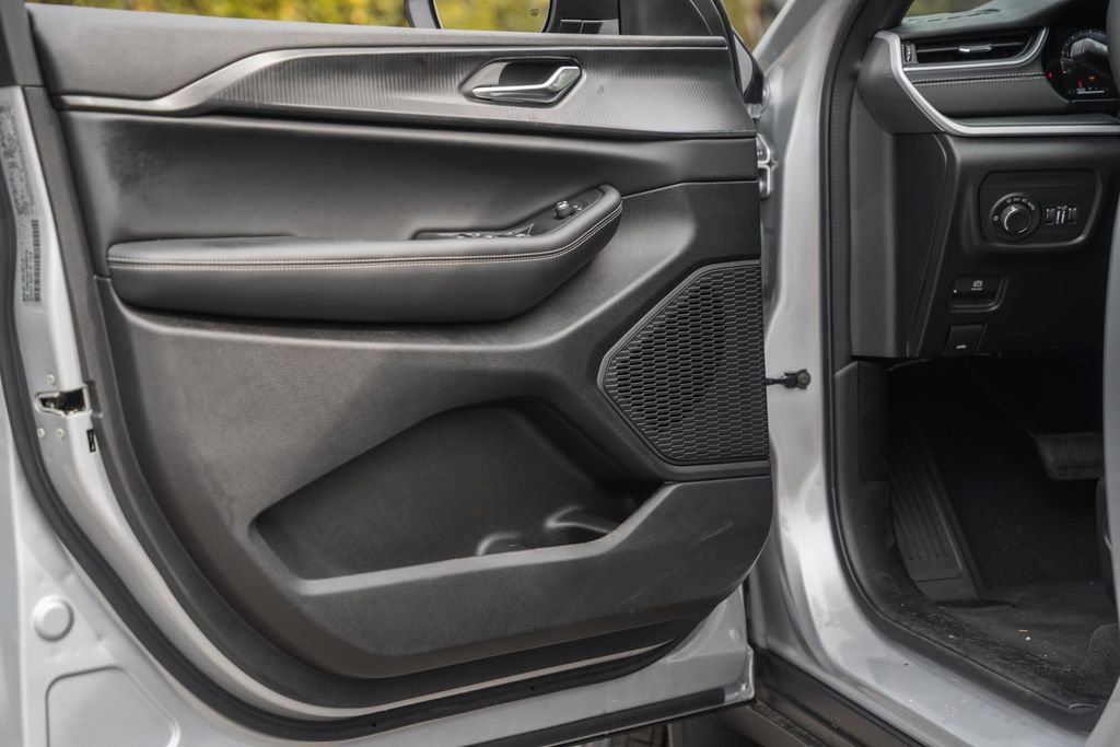 New 2025 Jeep Grand Cherokee Laredo X w/ Luxury Tech Group I image 30