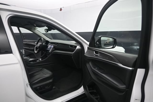 Used 2023 Jeep Grand Cherokee Limited w/ Black Appearance Package AWD/4WD image 36