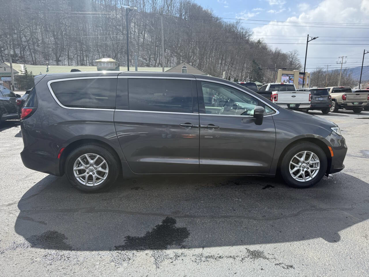 Used 2023 Chrysler Pacifica Touring-L image 10