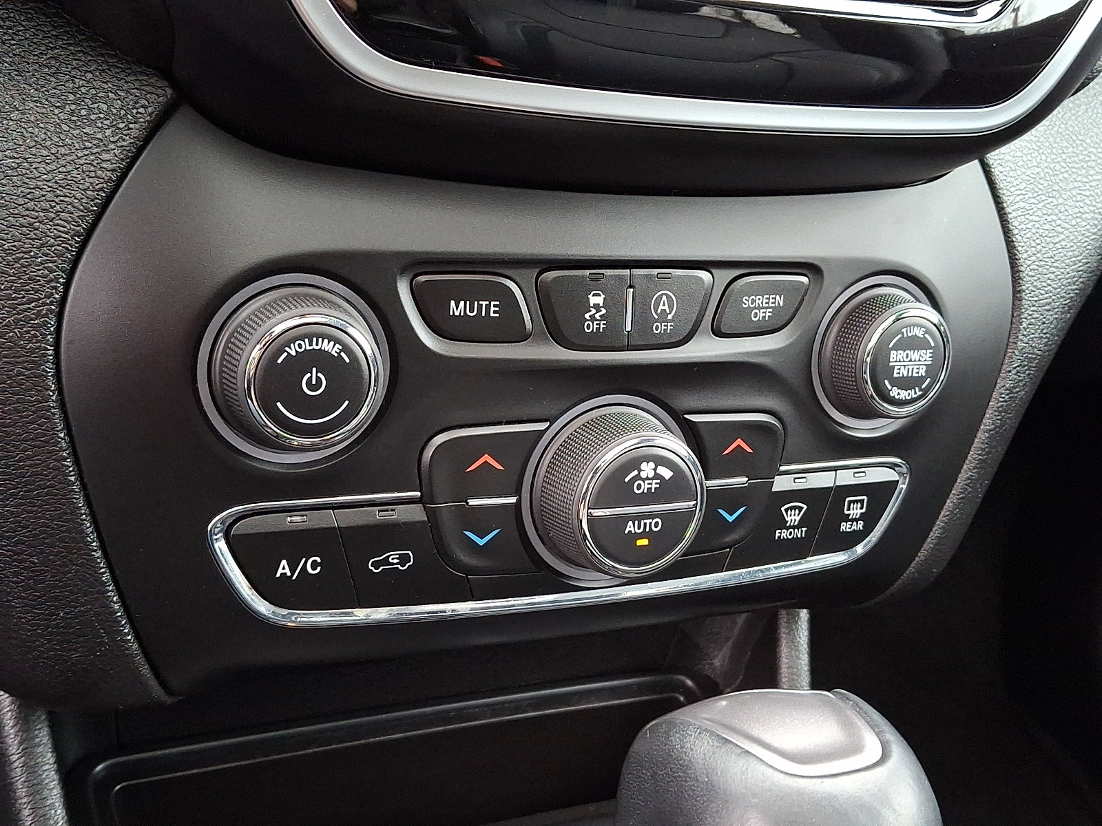 Used 2019 Jeep Cherokee Limited image 16