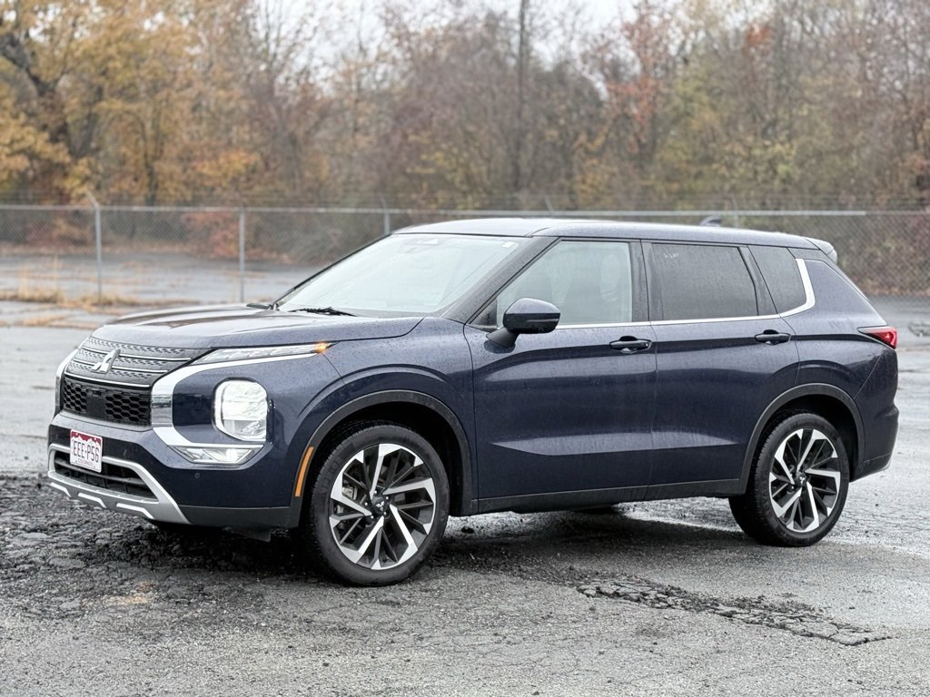 Used 2024 Mitsubishi Outlander SE image 3
