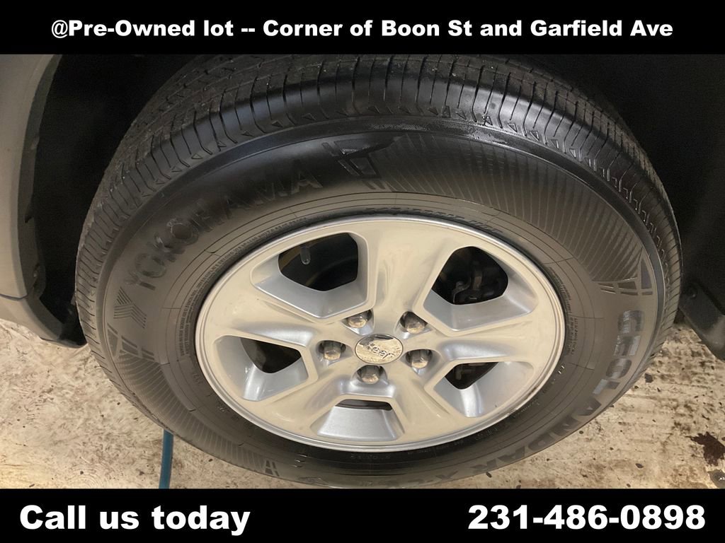 Used 2015 Jeep Grand Cherokee Laredo w/ Quick Order Package 23E AWD/4WD image 11