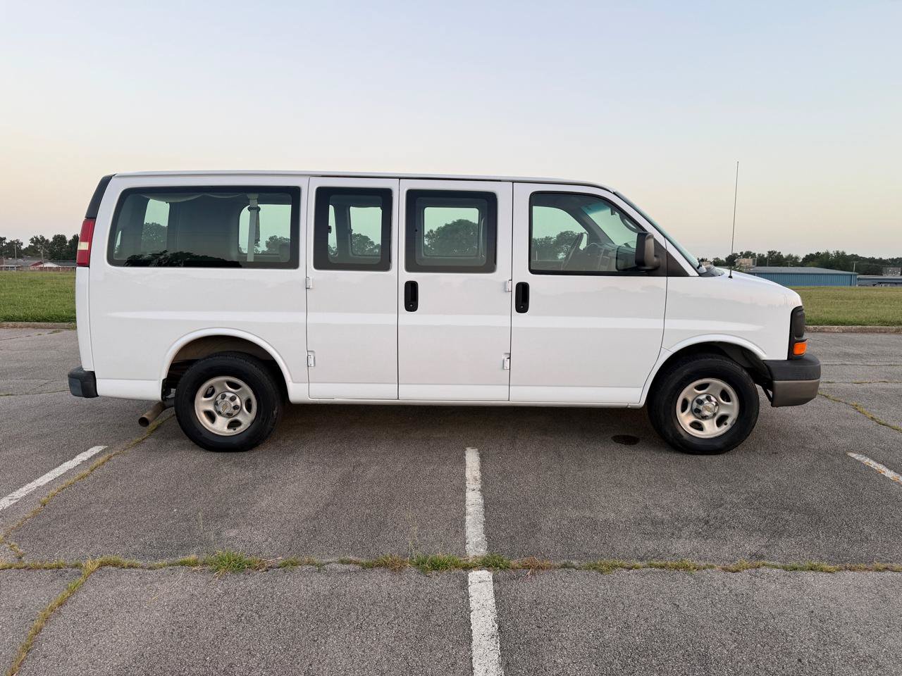 Used 2004 Chevrolet Express 1500 Passenger RWD image 4