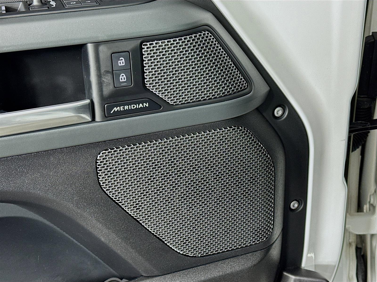 Used 2024 Land Rover Defender 110 X-Dynamic SE image 22