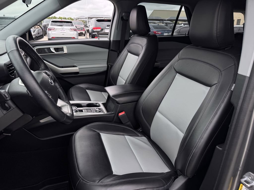 Used 2023 Ford Explorer XLT w/ Equipment Group 202A image 31