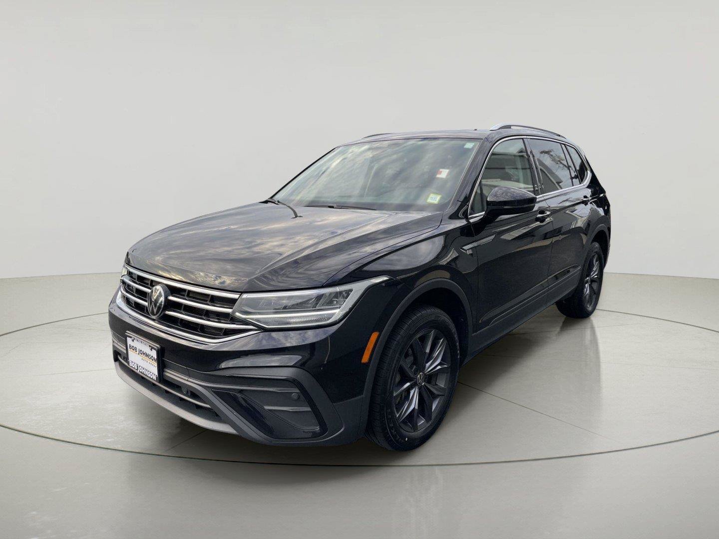 Used 2024 Volkswagen Tiguan SE AWD/4WD image 3