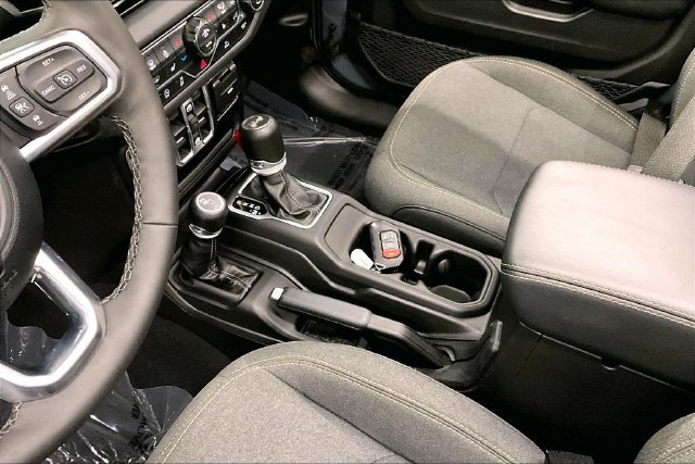 Used 2026 Jeep Wrangler Unlimited Sahara AWD/4WD image 17