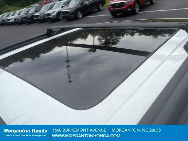 Used 2023 Chrysler Pacifica Limited w/ Uconnect Theater Family Group AWD/4WD image 9