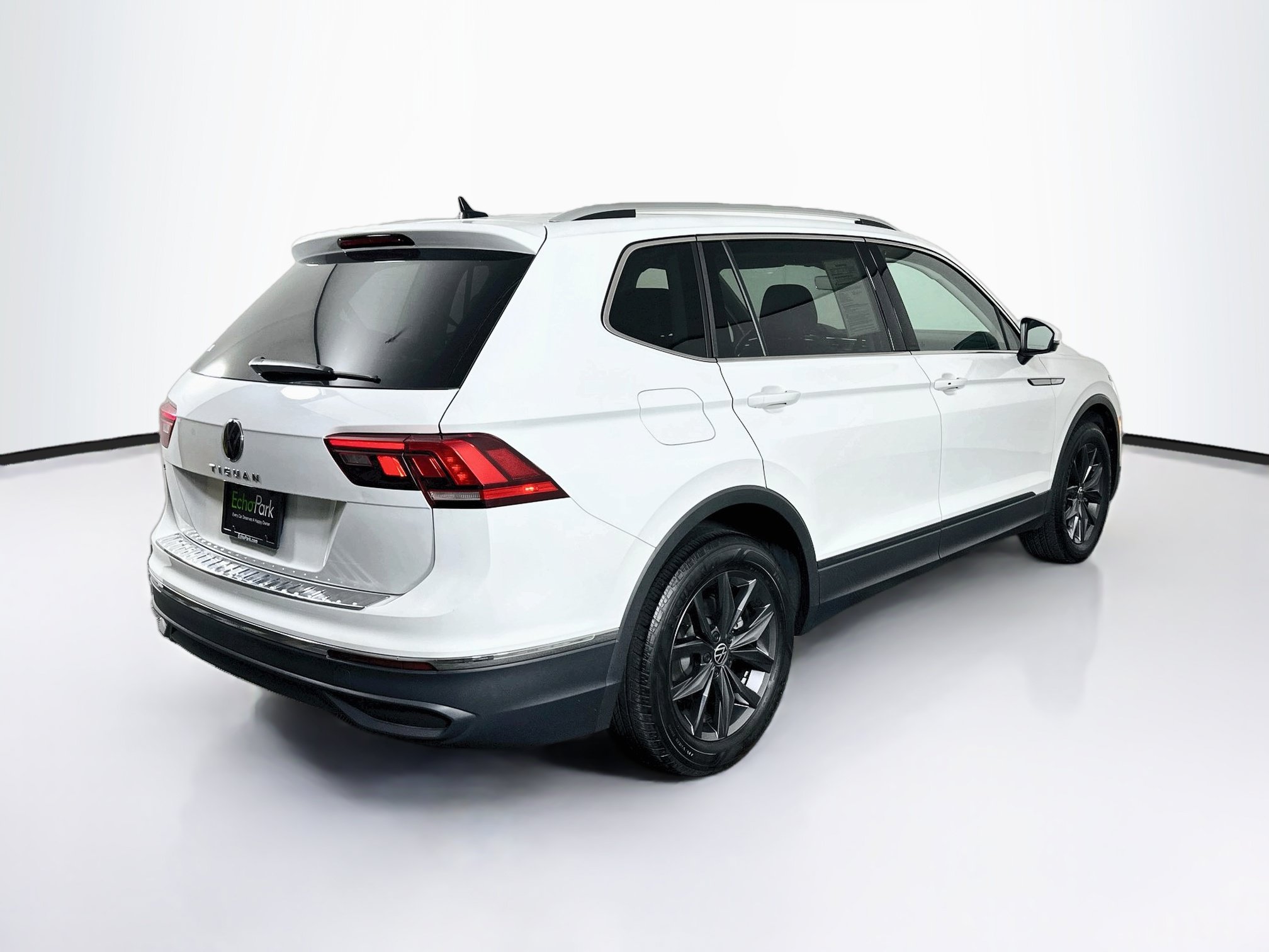 Used 2024 Volkswagen Tiguan SE w/ Panoramic Sunroof Package FWD image 9