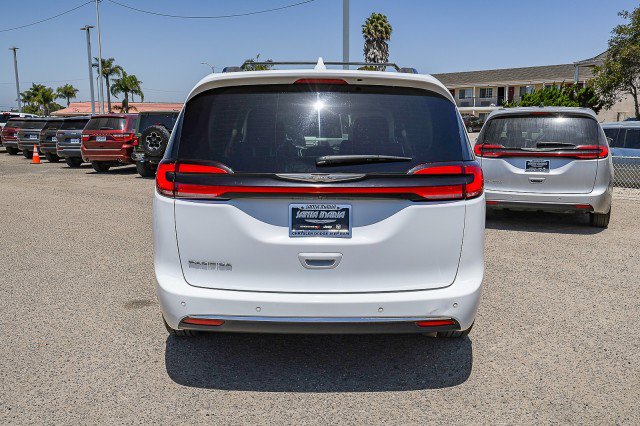 Used 2021 Chrysler Pacifica Touring-L FWD image 5