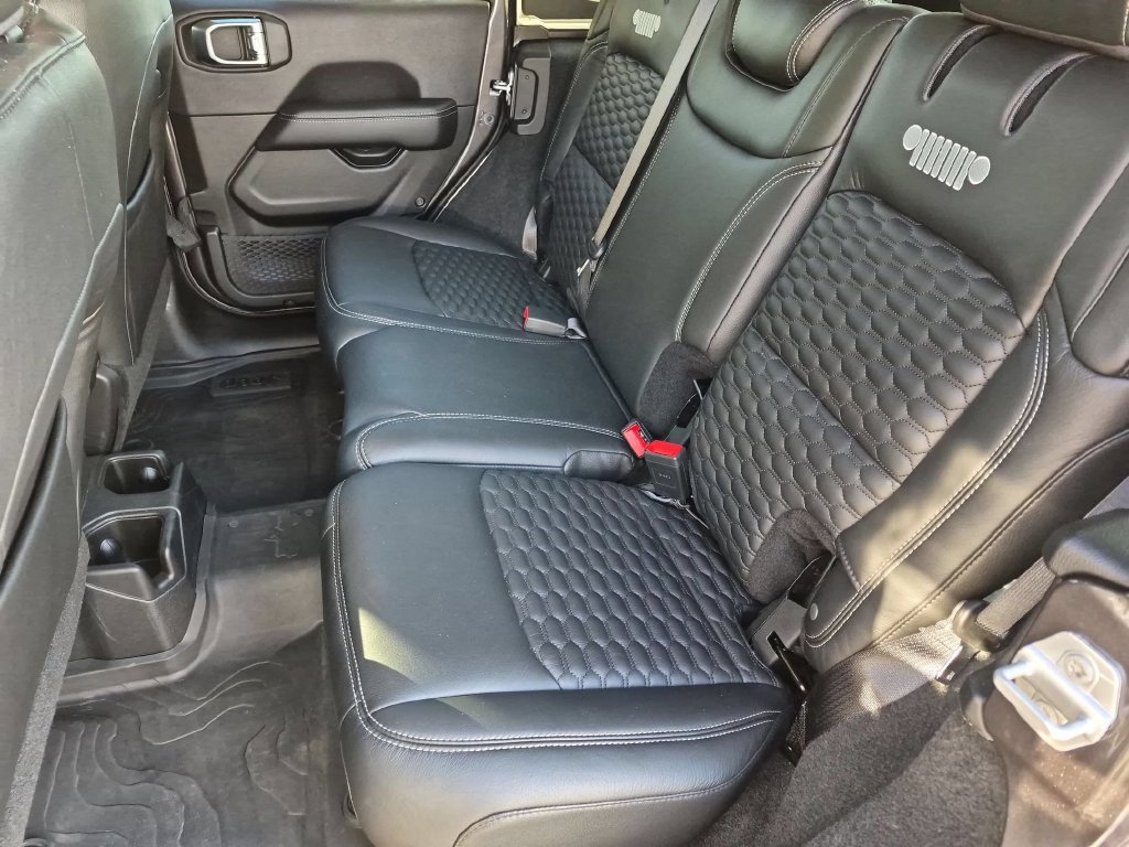 Used 2022 Jeep Wrangler Unlimited Sahara w/ LED Lighting Group AWD/4WD image 20