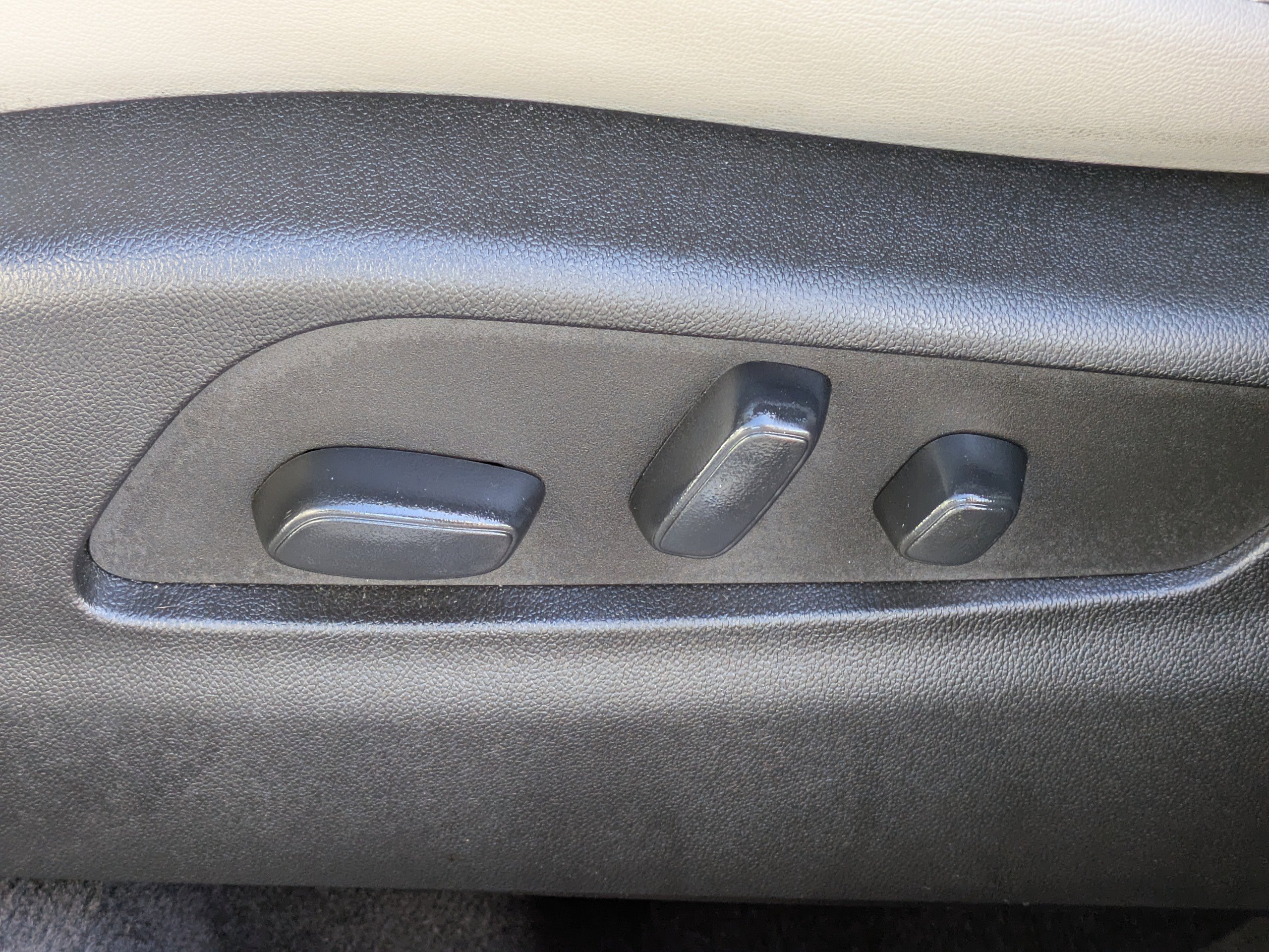 Certified 2023 Cadillac XT4 Premium Luxury w/ LPO, Onyx Lite Package image 19