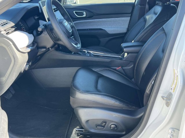 Used 2023 Jeep Compass Latitude AWD/4WD image 13