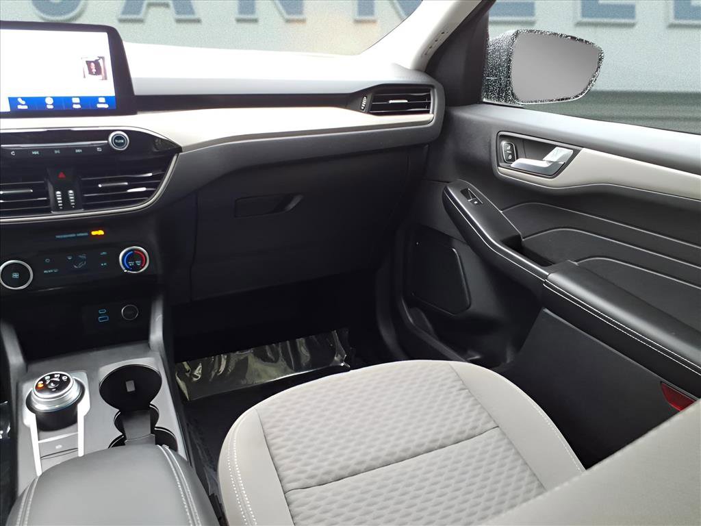 Used 2021 Ford Escape SE w/ SE Sport Appearance Package image 16